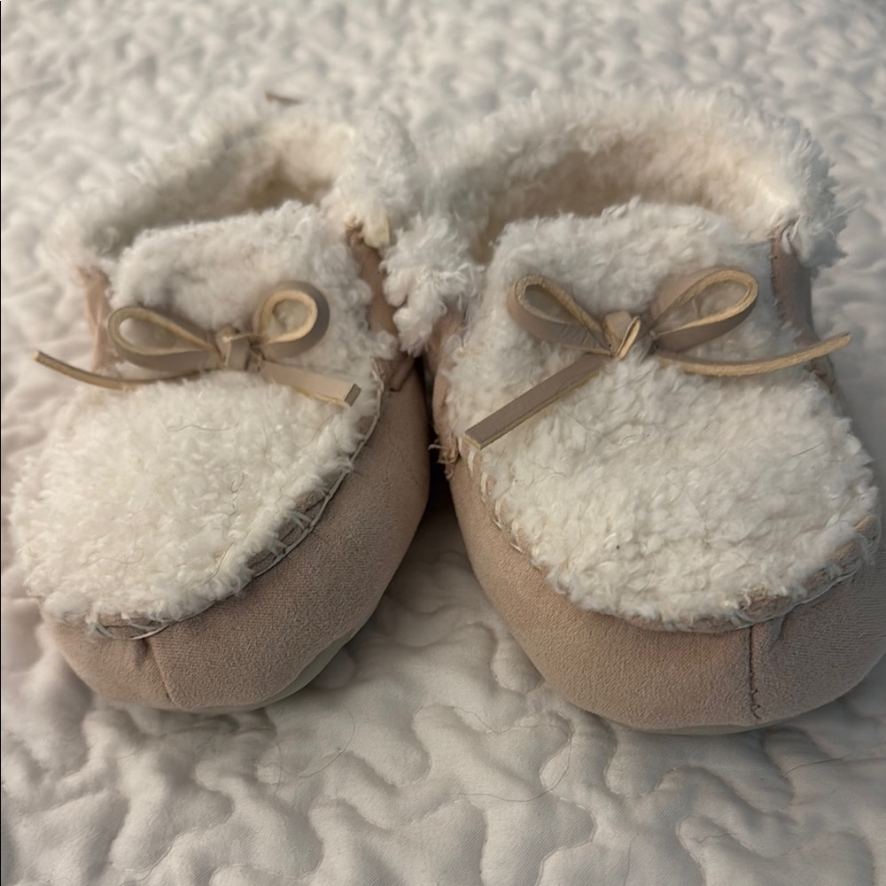 Cozy beige and cream toddler Slippers (size 5/6)
